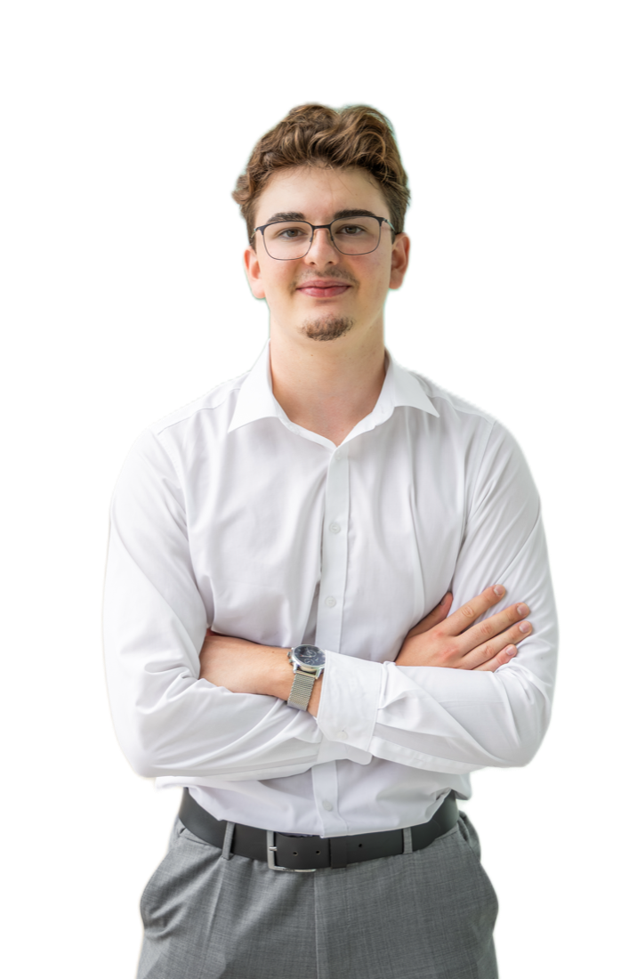 Julian Krüger im weißen Hemd, die Arme verschränkt